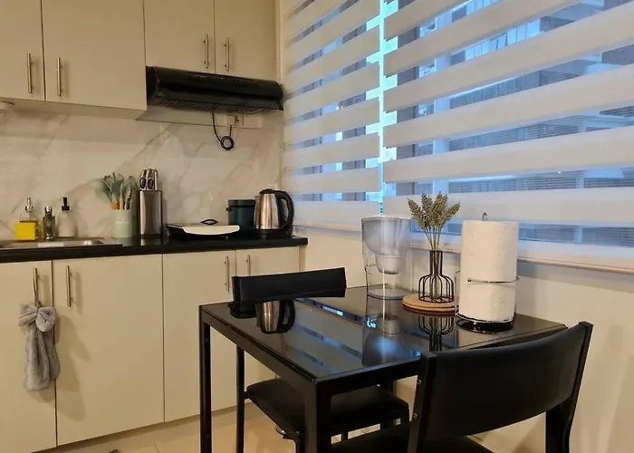 Apartment Cute Unit W/ Big Windows - B Morgan T1